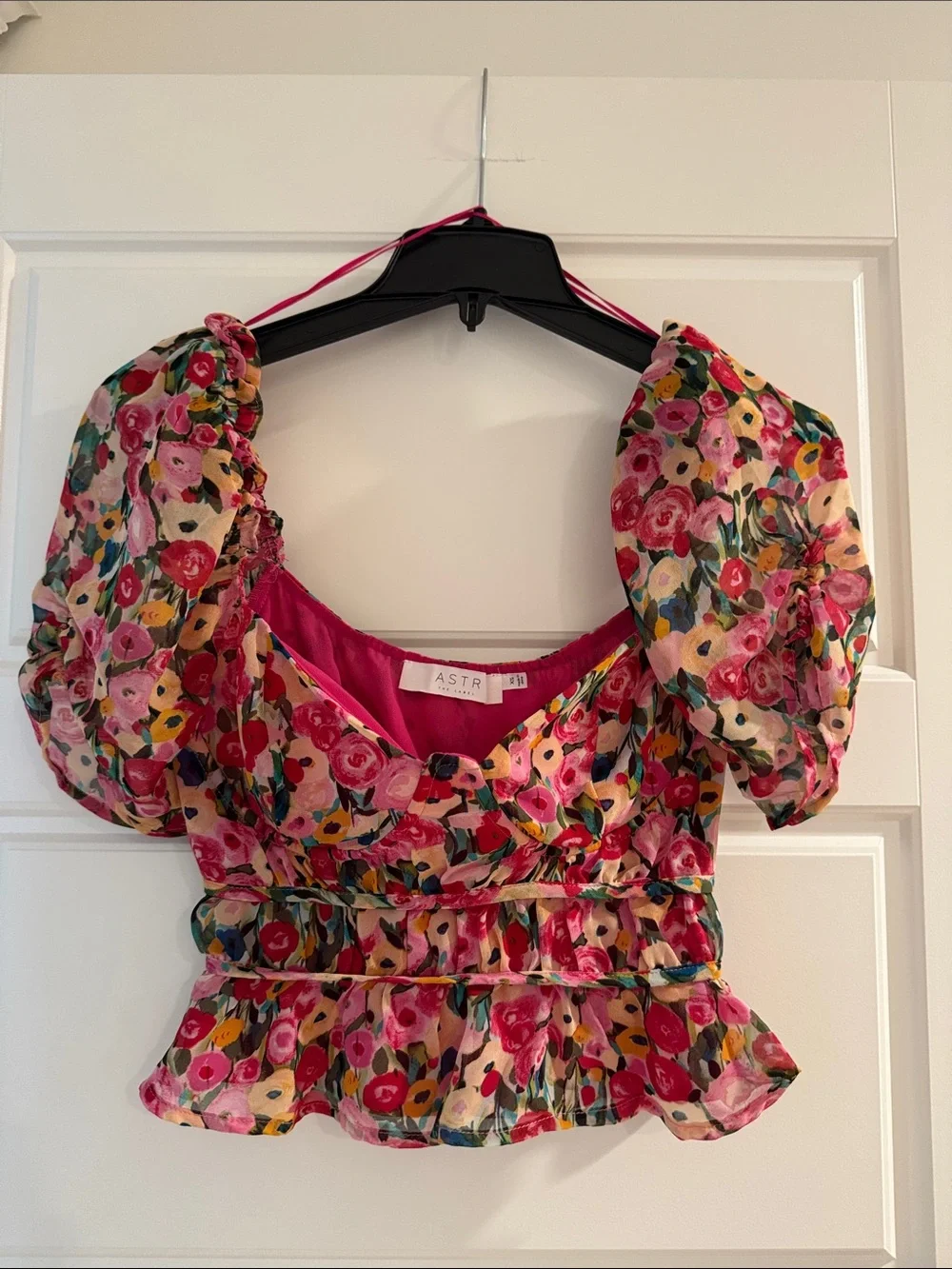 Astr Floral Puff-Sleeve Peplum Crop Top in Hot Pink Multi